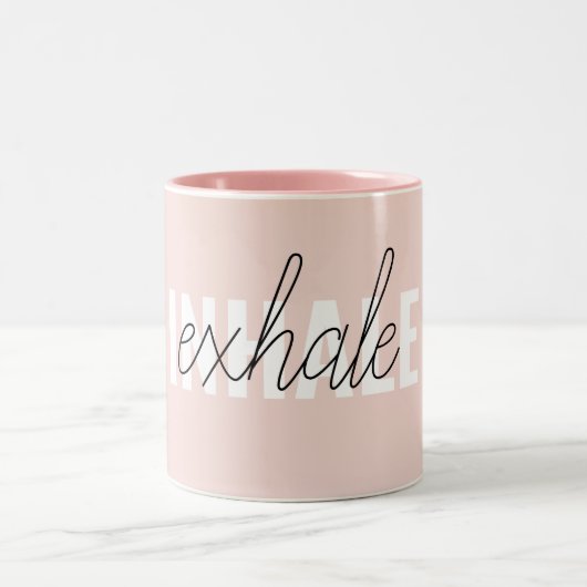 Moderne Pastel Roze Inhale Exhale Quote Tweekleurige Koffiemok (Center)