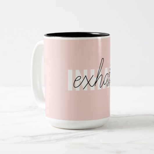 Moderne Pastel Roze Inhale Exhale Quote Tweekleurige Koffiemok (Voorkant links)