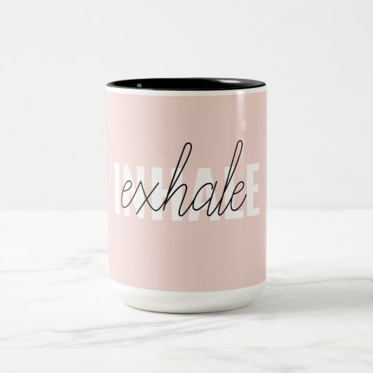 Moderne Pastel Roze Inhale Exhale Quote Tweekleurige Koffiemok (Center)