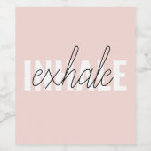 Moderne Pastel Roze Inhale Exhale Quote Wijn Etiket (Enkel label)
