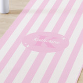 Moderne pastel roze monogram vrouwelijk gestreept yogamat