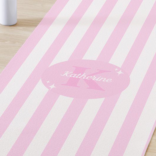 Moderne pastel roze monogram vrouwelijk gestreept yogamat