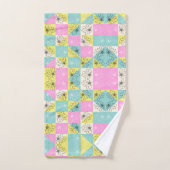 Moderne Pastel Roze & Turquoise Bloemenschaakbord Bad Handdoek (Handdoek)