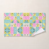 Moderne Pastel Roze & Turquoise Bloemenschaakbord Bad Handdoek (Handdoek)