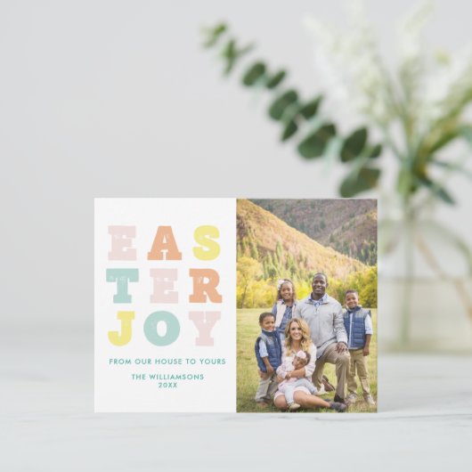 Moderne Pastel Typografische Familie Foto Pasen Feestdagenkaart (Staand voorkant)