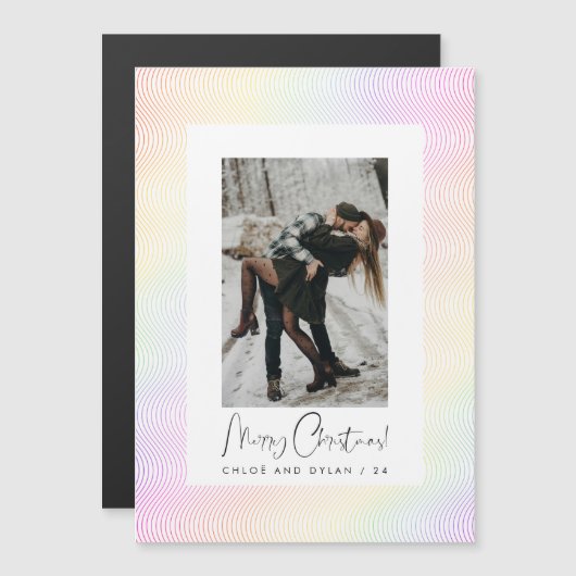 Moderne Pastel Wavy Guilloché Paar Foto Xmas Magnetische Uitnodiging (Voorkant / Achterkant)