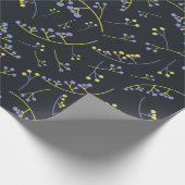 Moderne pastelgeel lila op zwarte bessen cadeaupapier (Hoek)