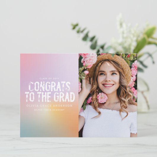Moderne pastelregenboogroze korrelig afstuderen kaart (Staand voorkant)