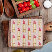 Moderne pastroze en rode lipstick, meisje snijplank