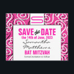 Moderne patroonmonogram baat Mitzvah sparen de dat Aankondigingskaart<br><div class="desc">Moderne vormgeving met levendige roze,  zwart-wit met uw initiaal bovenaan. Pas je aan met je details voor een trendy en stijlvolle aankondiging.</div>
