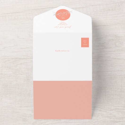 Moderne Peach Lovebirds Monogram bruiloft All In One Uitnodiging (Buitenkant)