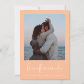 Moderne Peachy Koraal Foto Namen QR Code Bruiloft Save The Date (Voorkant)