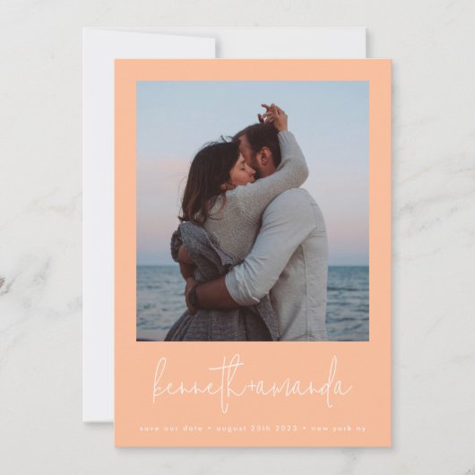 Moderne Peachy Koraal Foto Namen QR Code Bruiloft Save The Date (Voorkant)