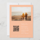 Moderne Peachy Koraal Foto Namen QR Code Bruiloft Save The Date (Achterkant)