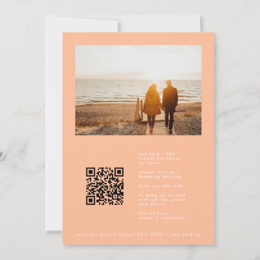 Moderne Peachy Koraal Foto Namen QR Code Bruiloft Save The Date (Achterkant)