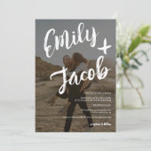 Moderne penseelnamen 2 foto's qr code bruiloft kaart (Staand voorkant)