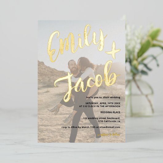 Moderne penseelnamen script witte foto's bruiloft folie uitnodiging (Staand Voorkant)