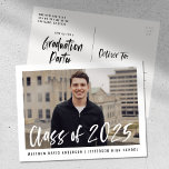 Moderne Penseelscript met fotografie Briefkaart<br><div class="desc">Stijlvolle, moderne afstudeerfeest uitnodiging briefkaarten met de afgestudeerde foto omlijst in het wit met "Klasse van 2025" in een witte, waterverf borstel script overlay. Personaliseer de voorkant door de naam van de afgestudeerde en de schoolnaam in zwarte tekst toe te voegen. De uitnodiging wordt omgekeerd om uw retouradres en afstudeerpartijgegevens...</div>