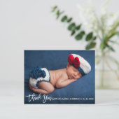 Moderne penseelscript nieuwe baby bedankt W Aankondigingskaart (Staand voorkant)