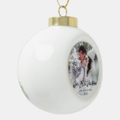Moderne penseelscript Ons eerste kerstpaar B Keramische Bal Ornament (Links)