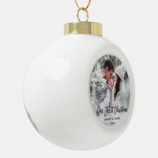 Moderne penseelscript Ons eerste kerstpaar B Keramische Bal Ornament (Links)