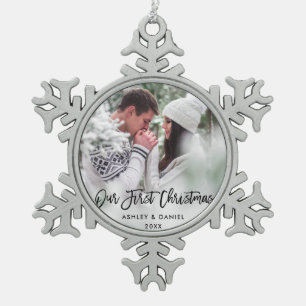 Moderne penseelscript Ons eerste kerstpaar B Tin Sneeuwvlok Ornament