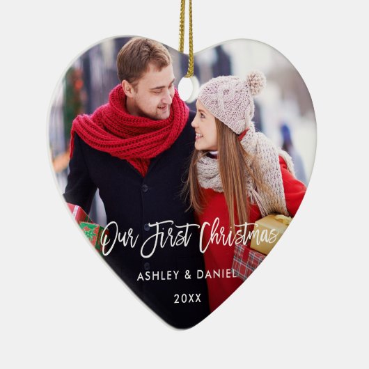 Moderne penseelscript Ons eerste kerstpaar H Keramisch Ornament (Rechts)