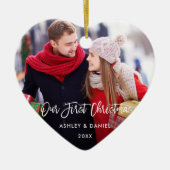 Moderne penseelscript Ons eerste kerstpaar H Keramisch Ornament (Voorkant)