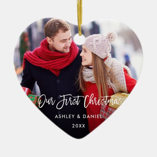 Moderne penseelscript Ons eerste kerstpaar H Keramisch Ornament (Voorkant)