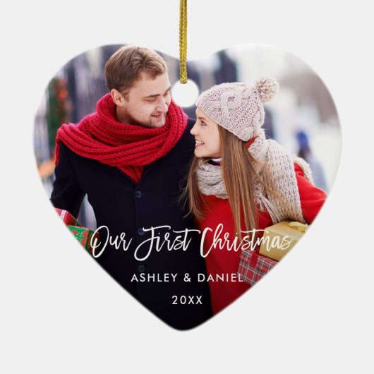 Moderne penseelscript Ons eerste kerstpaar H Keramisch Ornament (Achterkant)