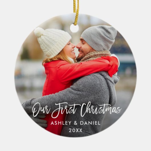 Moderne penseelscript Ons eerste kerstpaar Keramisch Ornament (Voorkant)