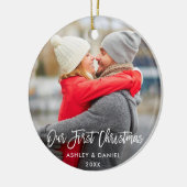 Moderne penseelscript Ons eerste kerstpaar Keramisch Ornament (Links)