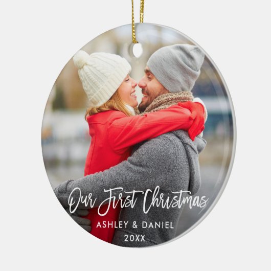 Moderne penseelscript Ons eerste kerstpaar Keramisch Ornament (Links)