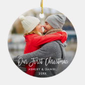 Moderne penseelscript Ons eerste kerstpaar Keramisch Ornament (Achterkant)