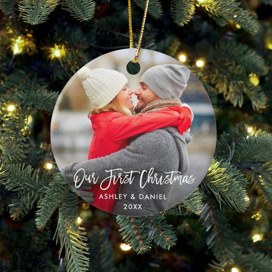 Moderne penseelscript Ons eerste kerstpaar Keramisch Ornament