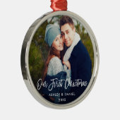 Moderne penseelscript Ons eerste kerstpaar Metalen Ornament (Rechts)