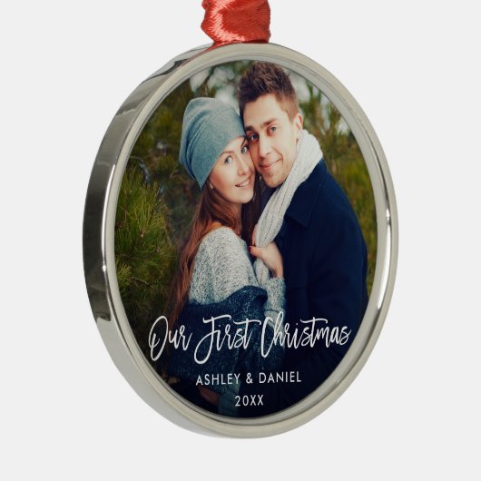 Moderne penseelscript Ons eerste kerstpaar Metalen Ornament (Rechts)