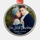 Moderne penseelscript Ons eerste kerstpaar Metalen Ornament (Voorkant)