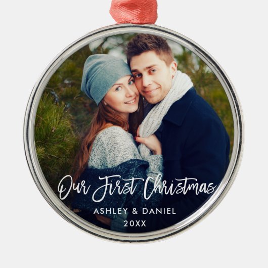 Moderne penseelscript Ons eerste kerstpaar Metalen Ornament (Voorkant)