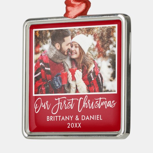 Moderne penseelscript ons eerste kerstpaar rood metalen ornament (Links)