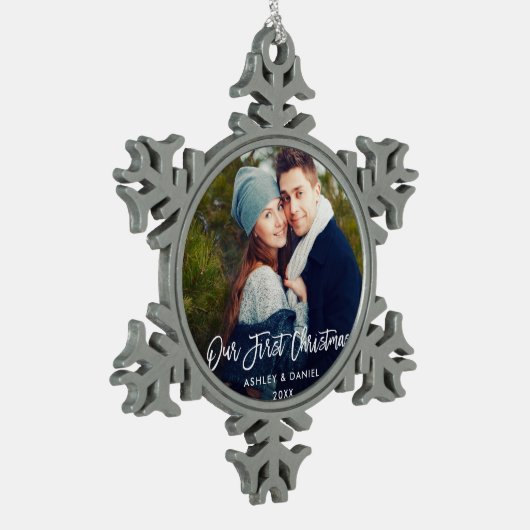 Moderne penseelscript Ons eerste kerstpaar Tin Sneeuwvlok Ornament (Links)