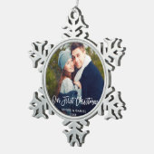 Moderne penseelscript Ons eerste kerstpaar Tin Sneeuwvlok Ornament (Rechts)