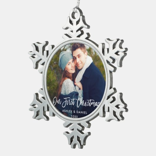 Moderne penseelscript Ons eerste kerstpaar Tin Sneeuwvlok Ornament (Rechts)