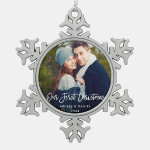 Moderne penseelscript Ons eerste kerstpaar Tin Sneeuwvlok Ornament