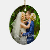 Moderne penseelscript onze eerste kerstbruiloft keramisch ornament (Rechts)