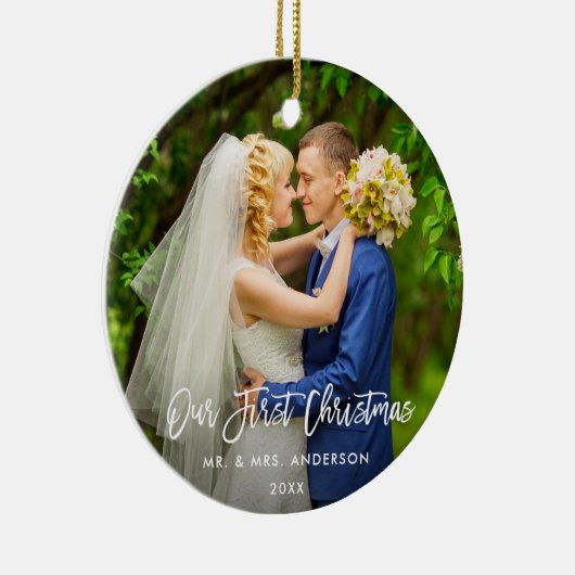 Moderne penseelscript onze eerste kerstbruiloft keramisch ornament (Rechts)