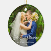 Moderne penseelscript onze eerste kerstbruiloft keramisch ornament (Links)