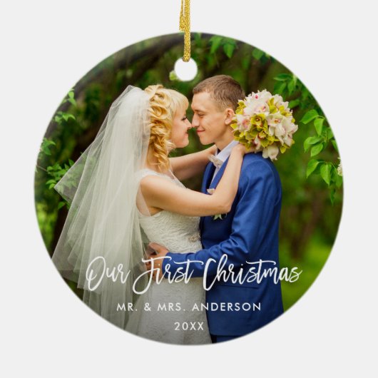 Moderne penseelscript onze eerste kerstbruiloft keramisch ornament (Achterkant)