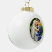 Moderne penseelscript onze eerste kerstbruiloft keramische bal ornament (Links)