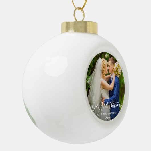 Moderne penseelscript onze eerste kerstbruiloft keramische bal ornament (Links)
